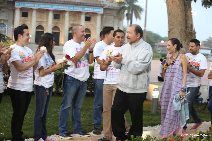 Daniel y Rosario rinden homenaje al Comandante Tom&aacute;s Borge